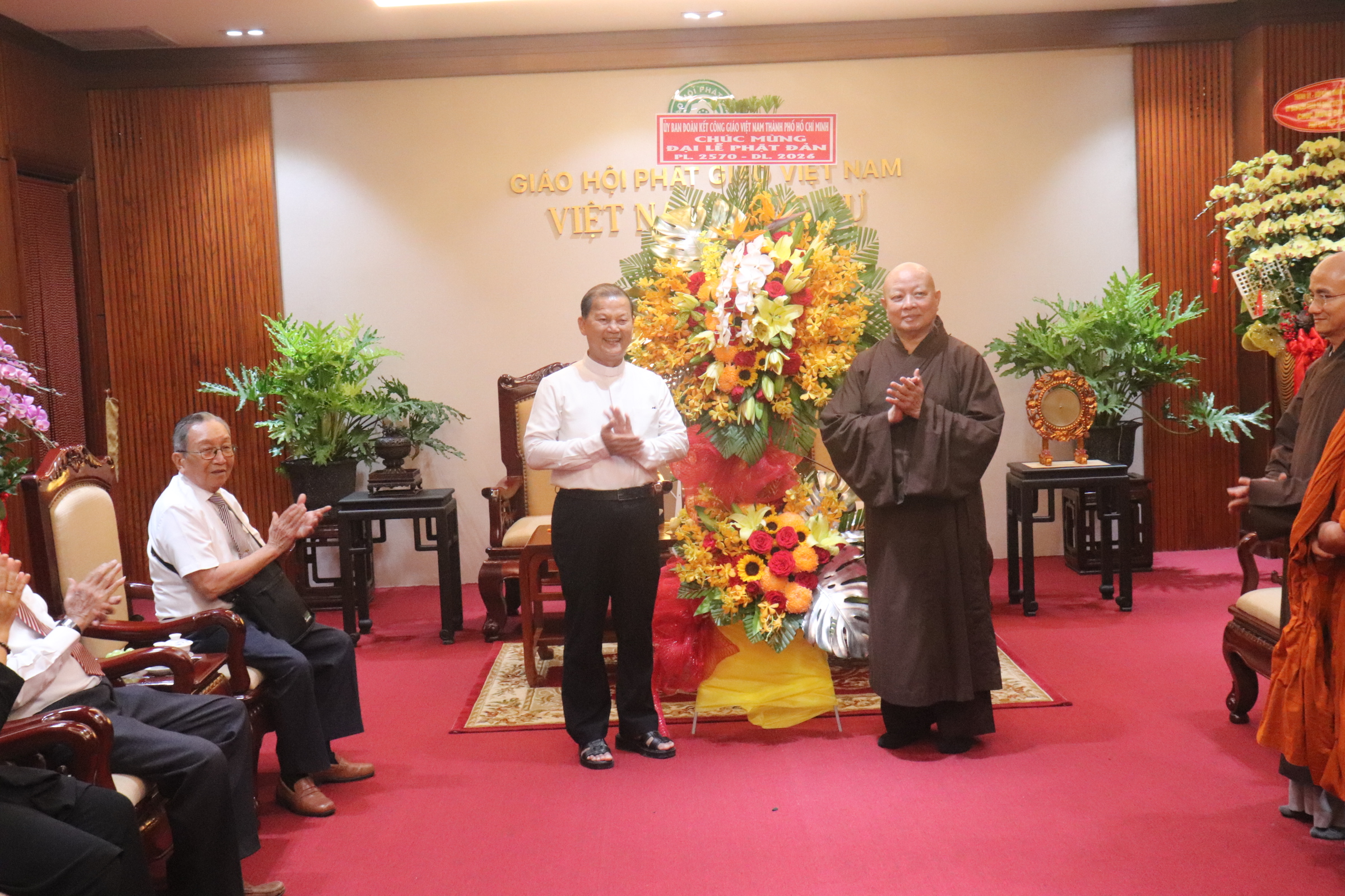 Chia sẻ niềm vui ngày Phật đản